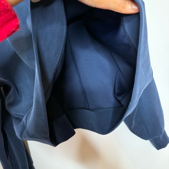 Lululemon Perfectly Oversized Cropped Crew Softstreme
in True Navy size XL - Picture 8 of 10